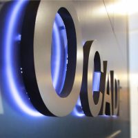 Letras corporeas iluminadas